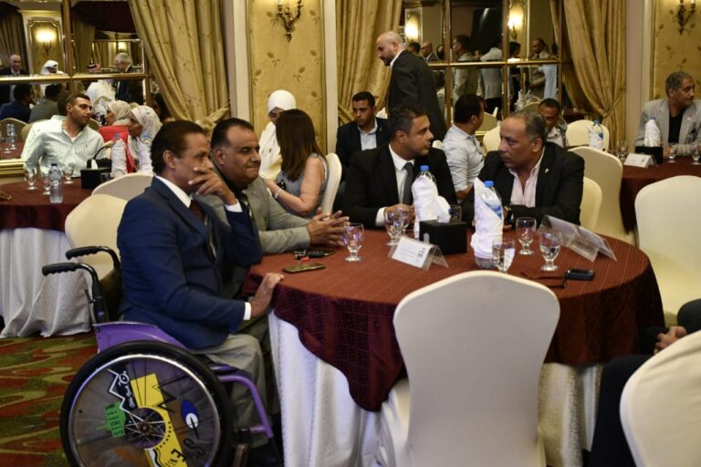 مشاركون في المؤتمر الصحفي بينهم رياضي على كرسي متحرك